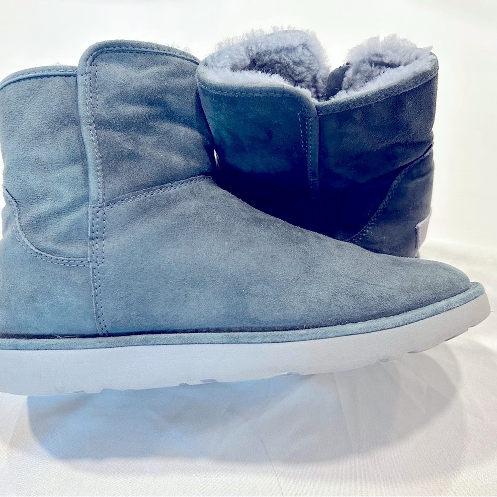 UGG Classic Short Boots – Women’s Size 7 – Charcoal Gray – Gently Used
